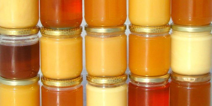سه نوع عسل طبیعی با رنگ‌های مختلف که سرعت رس بستن متفاوتی دارند