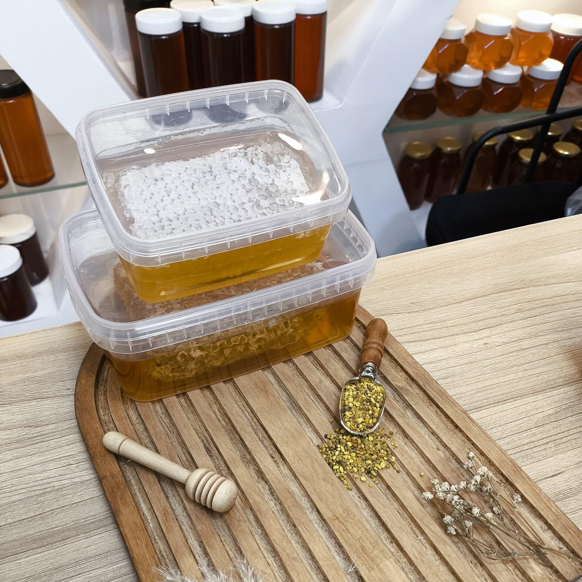 عسل موم دار